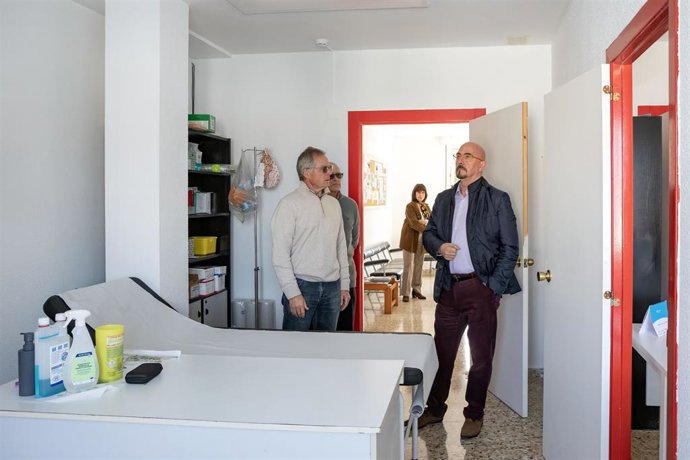 El consejero de Salud, César Pascual, visita el consultorio médico de Cueto.