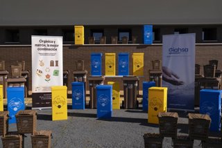 Papeleras que Giahsa repartirá entre los colegios de Huelva.