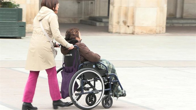 Una persona mayor en silla de ruedas