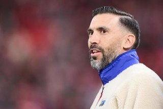 Eder Sarabia, entrenador del Elche CF, en el partido de LaLiga EA Sports de la temporada 2025-26 en San Mamés. 