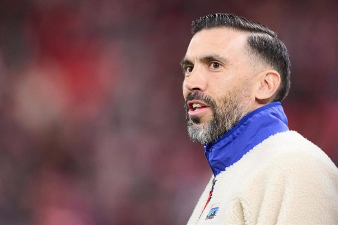 Eder Sarabia, entrenador del Elche CF, en el partido de LaLiga EA Sports de la temporada 2025-26 en San Mamés. 