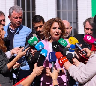 La vicepresidenta primera del Gobierno y secretaria general del PSOE-A, María Jesús Montero, atiende a los medios en Vélez-Málaga.