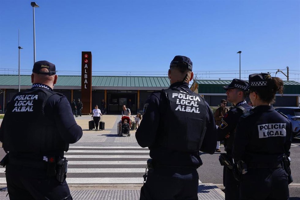 Agentes de la Policía Local de Albal en el exterior de la estación de cercanías de Albal, donde acaban los Cercanías de la C1 y C2 a Valncia en los días principales de Fallas durante el tramo horario de la 'masclet'.