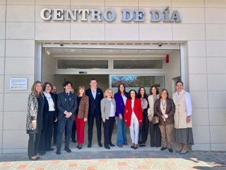 La consejera de Inclusión Social, Juventud, Familias e Igualdad, Loles López, junto a la alcaldesa, Ana Mula, visita la finalización de las obras del nuevo del Centro de Día para personas mayores en situación de dependencia.