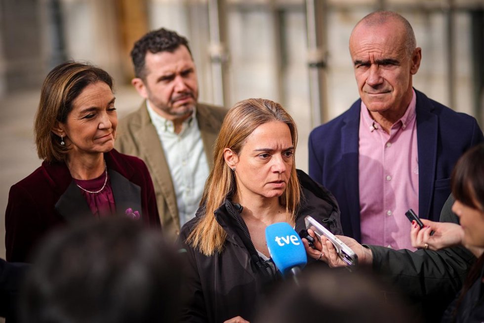La alcaldesa de Getafe, Sara Hernández (c), junto a la portavoz del PSOE en el Ayuntamiento de Madrid, Reyes Maroto (i), y el portavoz del PSOE en el Ayuntamiento de Sevilla, Antonio Muños (d), ofreciendo declaraciones en contra de Madrilucía