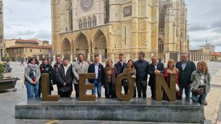 La ministra de Educación, Formación Profesional y Deportes, Milagros Tolón, con miembros de la candidatura socialista a las Cortes en un acto de campaña electoral en la capital leonesa.