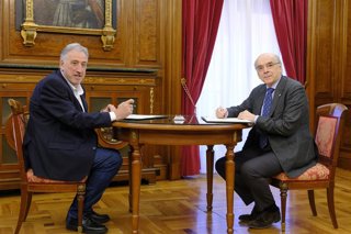 Joseba Asiron Iruñeko alkateak eta Andres Urrutia euskaltzainburuak sinatu dute 2026ko hitzarmena