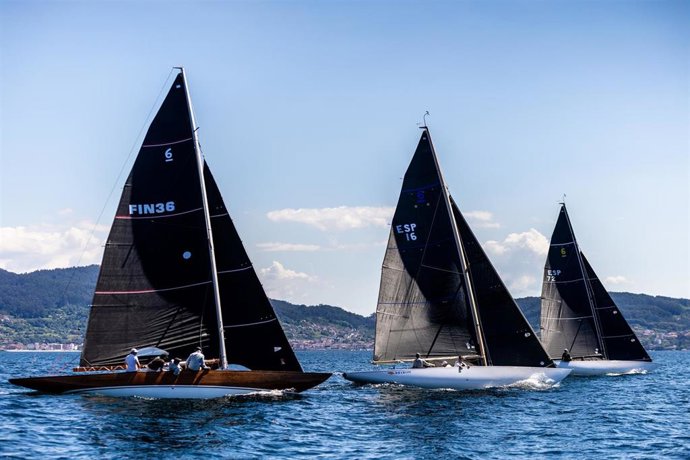 El 'Bribon', en el centro, durante una competición de 6 Metros