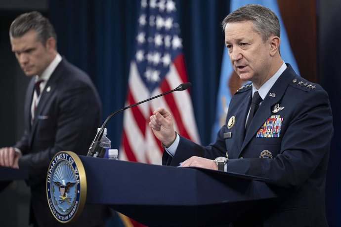 El secretario de Defensa de EEUU, Pete Hegseth y el jefe del Estado Mayor, el general Dan Caine