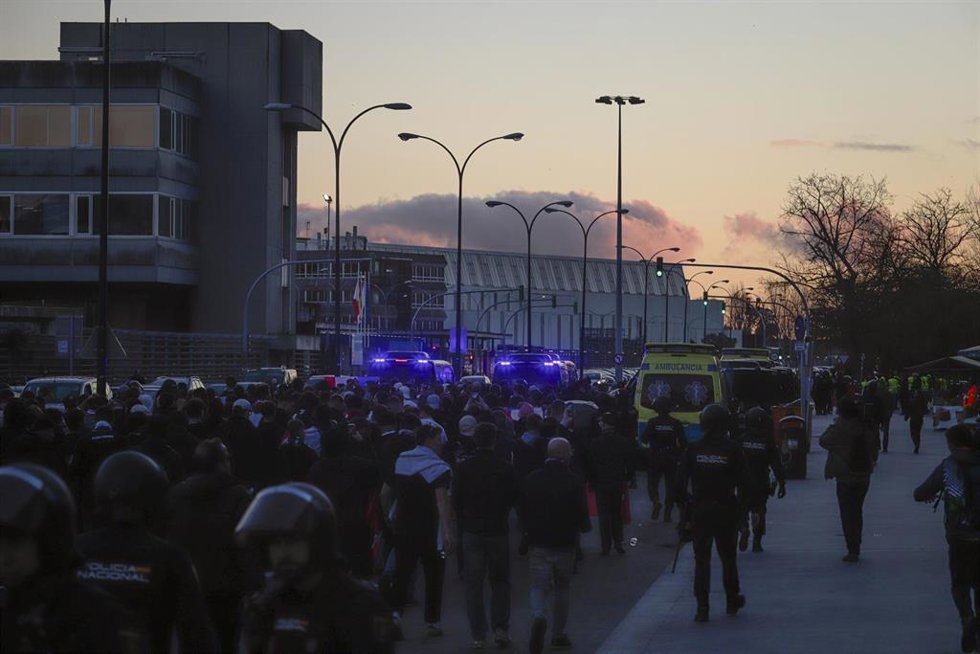 Despliegue policial previo al partido de ida de los octavos de final de la UEFA Europa League entre el Celta de Vigo y el Olympique de Lyon, en los alrededores del estadio de Balaídos, horas después del altercado entre seguidores de ambos equipos.