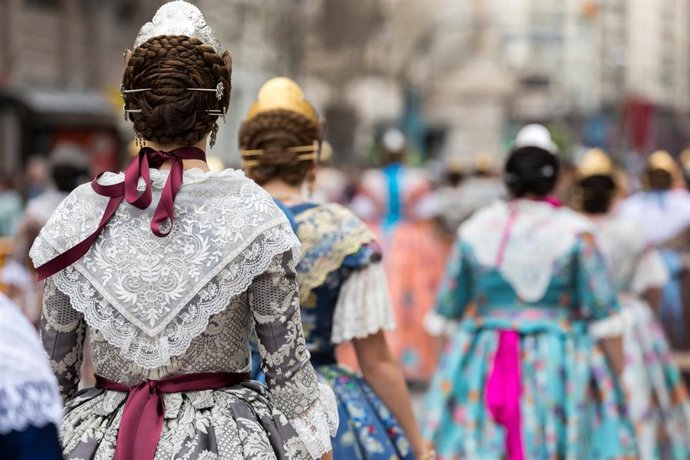Falleras y Seda en Valencia