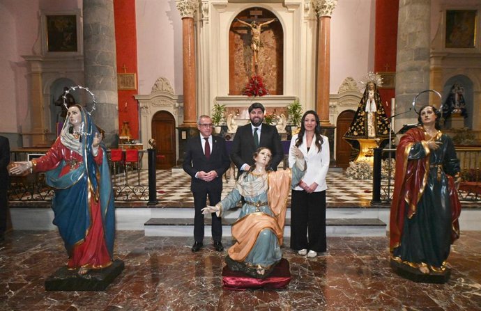 De izquierda a derecha: el presidente de la Cofradía del Perdón, Diego Avilés; el jefe del Ejecutivo regional, Fernando López Miras, y la consejera  de Cultura, Turismo, Juventud y Deportes, Carmen Conesa