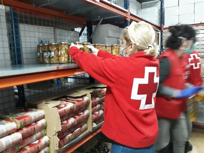 Archivo - Trabajadores de Cruz Roja colocando los alimentos que distribuirán a personas en situación de vulnerabilidad.
