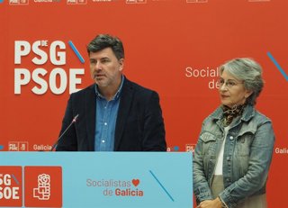 O eurodeputado do PSdeG, Nicolás González Casares, xunto á deputada autonómica Silvia Longueira