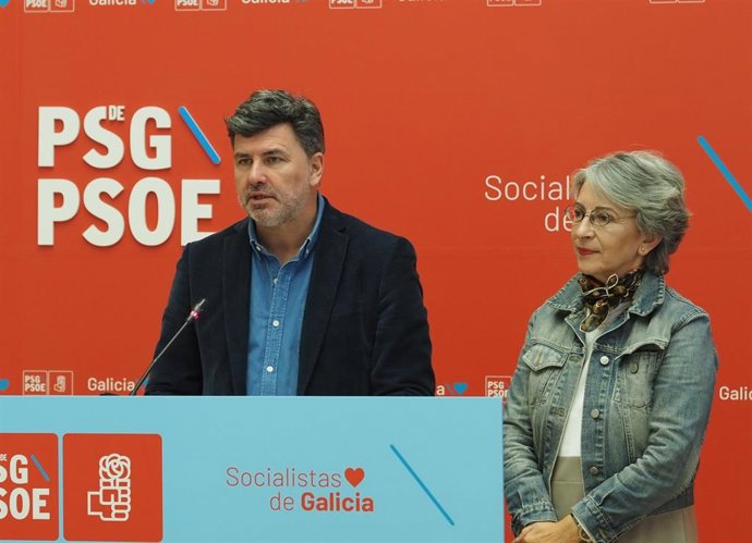O eurodeputado do PSdeG, Nicolás González Casares, xunto á deputada autonómica Silvia Longueira