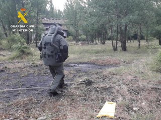 Un miembro del Equipo de Desactivación de Explosivos de la Comandancia de León durante su intervención para neutralizar y destruir dos extintores explosivos en Riello (León).