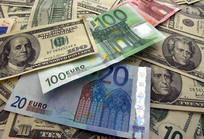 Archivo - Billetes de euros y dólares.