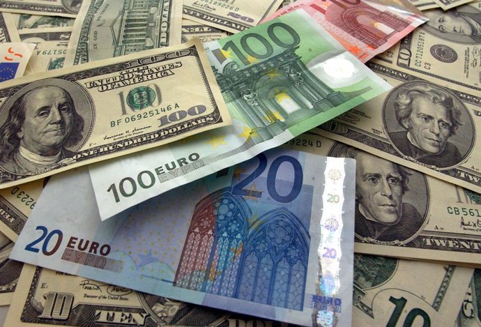 Archivo - Billetes de euros y dólares.