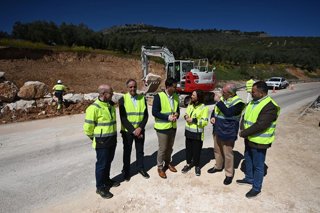 La consejera de Fomento, Articulación del Territorio y Vivienda, Rocío Díaz, visita las obras en la carretera de Loja a Algarinejo (A-4154).