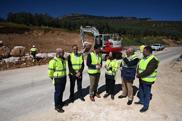 La consejera de Fomento, Articulación del Territorio y Vivienda, Rocío Díaz, visita las obras en la carretera de Loja a Algarinejo (A-4154).
