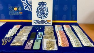 Droga y dinero intervenido en la barriada de La Piñera en Algeciras.