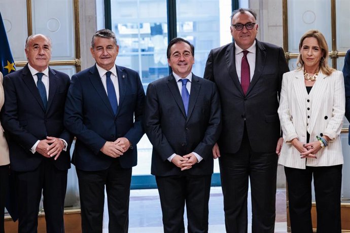 Archivo - El ministro de Asuntos Exteriores, José Manuel Albares (3d) y el consejero de Interior, Antonio Sanz Cabello(2i), durante su reunión con autoridades del Campo de Gibraltar, en la sede del ministerio, a 9 de octubre de 2024, en Madrid (España). 