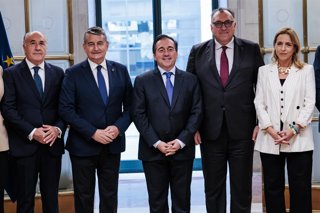Archivo - El ministro de Asuntos Exteriores, Unión Europea y Cooperación, José Manuel Albares (3d) y el consejero de la Presidencia, Interior, Diálogo Social y Simplificación Administrativa, Antonio Sanz Cabello(2i), durante su reunión con autoridades del