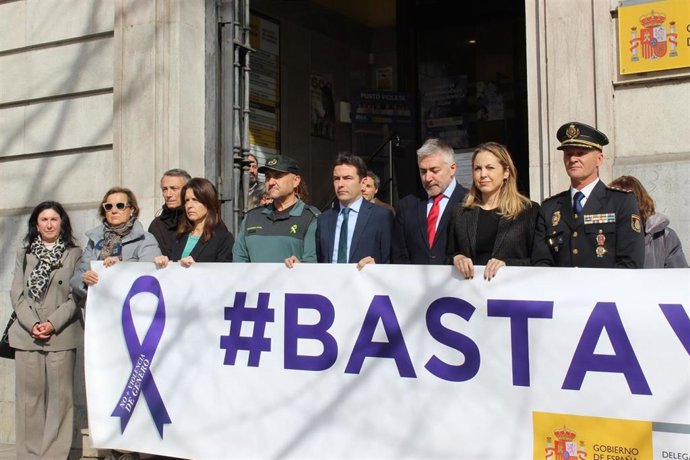 Minuto silencio Delegación Gobierno en Cantabria por víctima violencia de género en Burgos