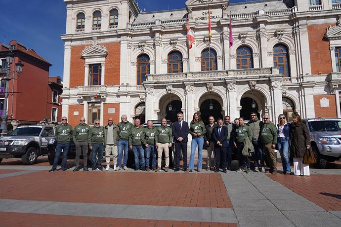 Presentación de la 26ª Travesía Solidaria Valladolid-Marruecos en la Plaza Mayor con los participantes, sus todoterrenos y la presencia de Roberto Carranza, Jorge Santiago, Blanca Jiménez y Carlos Magdaleno.