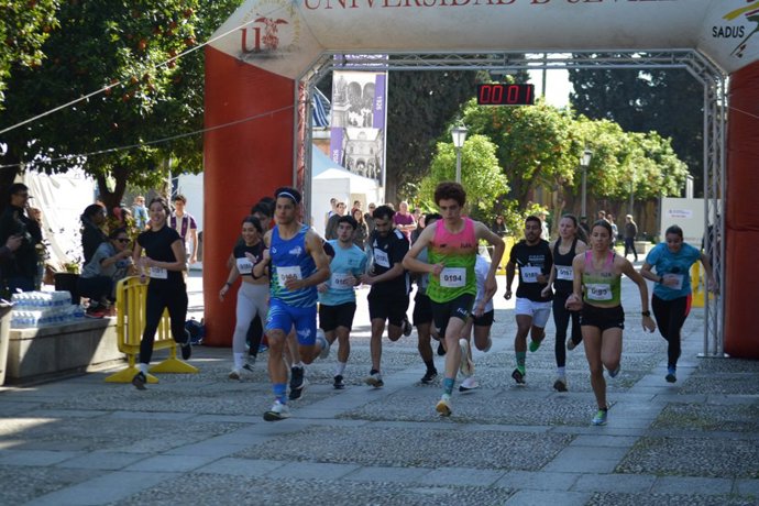 Un momento de la carrera deportiva consistente en dar una vuelta al Rectorado.
