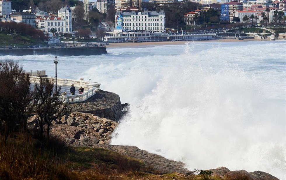 Archivo - El fuerte oleaje se aproxima al paseo marítimo de Santander, en la zona de El Sardinero