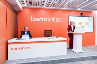 Archivo - La consejera delegada de Bankinter, Gloria Ortiz, y el director financiero, Jacobo Díaz, durante una rueda de prensa, en la sede de Bankinter.