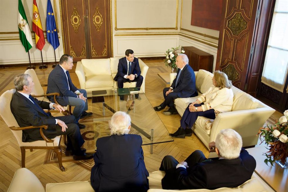 El presidente de la Junta de Andalucía, Juanma Moreno (C), durante la directiva de la Real Fundación Andalucía-América, encabezada por su presidente ejecutivo y director de la Real Academia Española (RAE), Santiago Muñoz. (D)