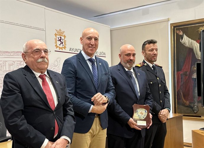 El alcalde de León, José Antonio Diez (segundo por la izquierda), durante el acto de homenaje al Cuerpo de Bomberos que el Ayuntamiento de León ha rendido en el Salón de los Reyes del Ayuntamiento de San Marcelo.