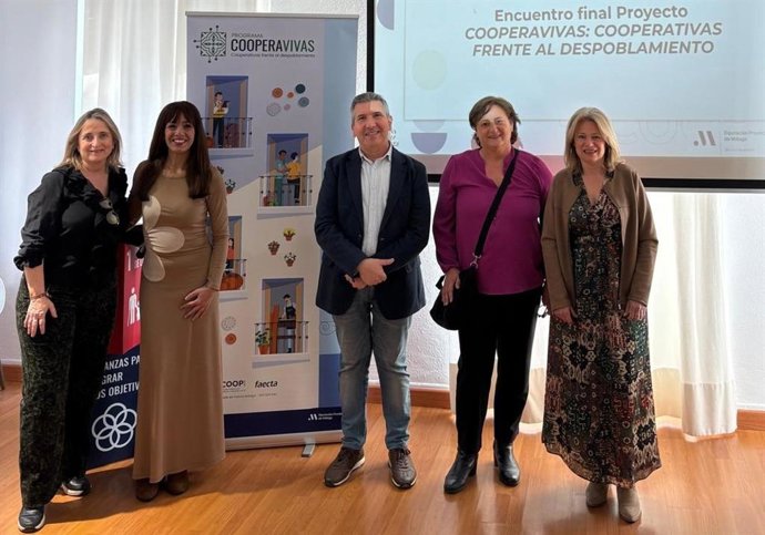 La diputada provincial de Empleo y Formación, María del Carmen Márquez, y el presidente de Faecta, Luis Miguel Jurado, han asistido a un encuentro empresarial que ha servido como cierre del proyecto 'Cooperavivas, cooperativas frente al despoblamiento'