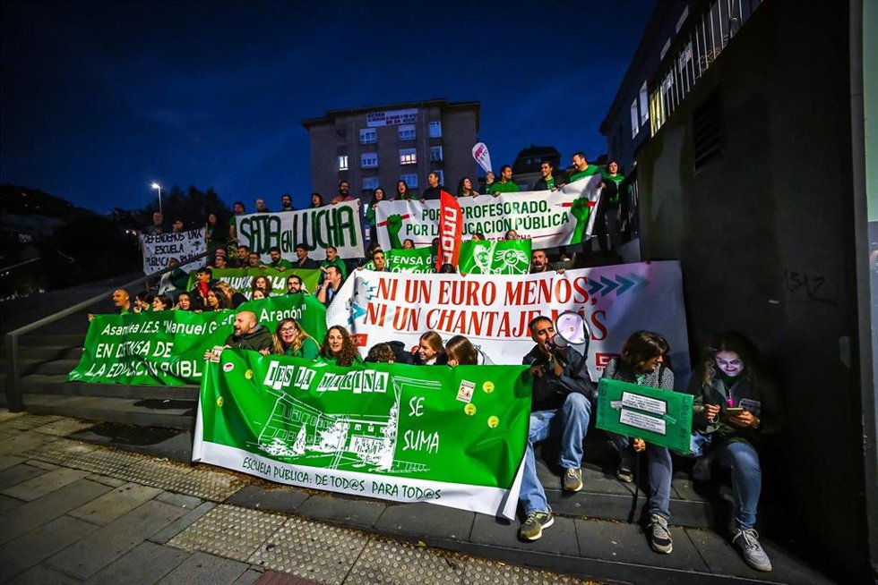Archivo - Un grupo de personas con pancartas, durante una manifestación del profesorado cántabro por la adecuación salarial