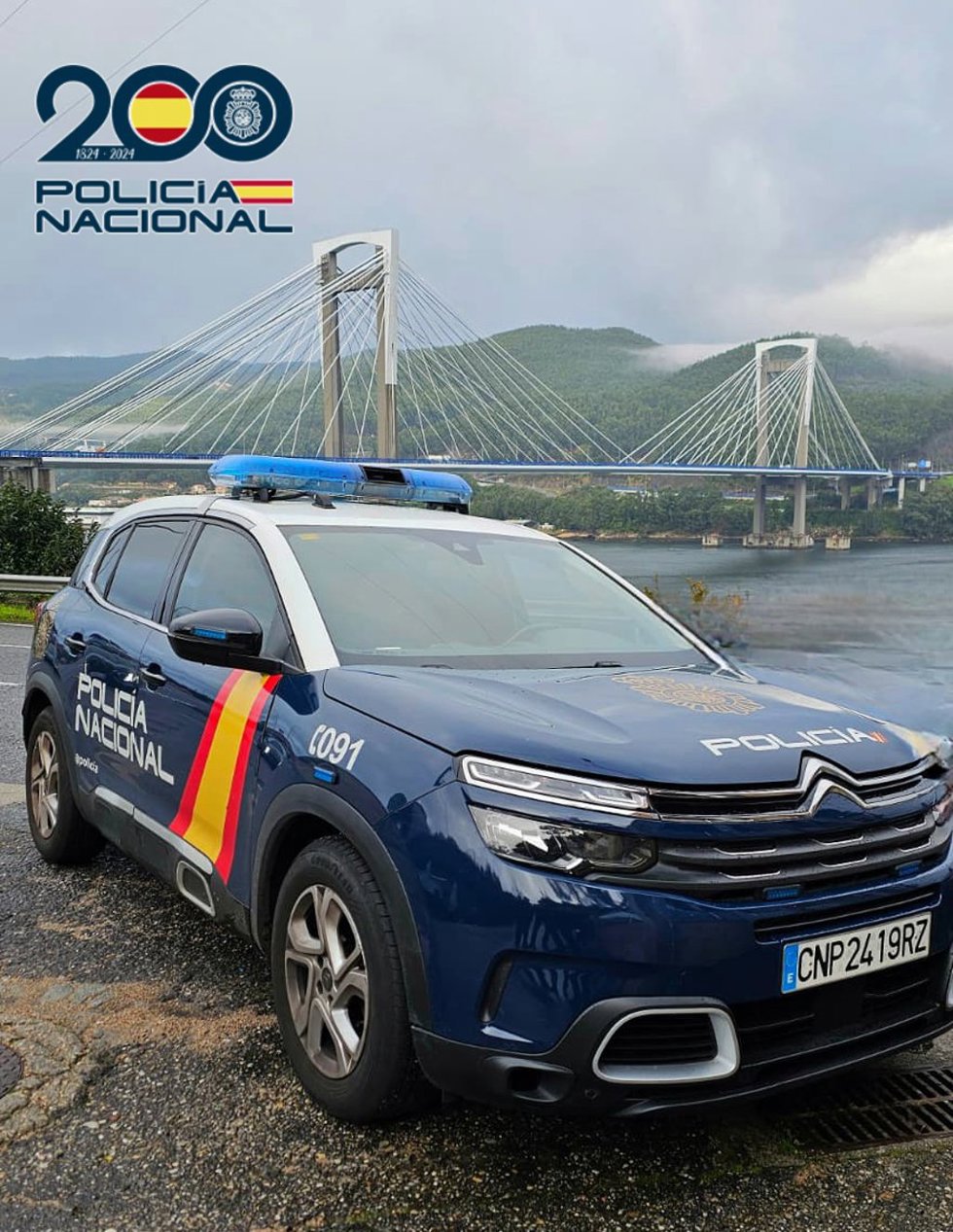 Vehículo policial ante el puente de Rande.