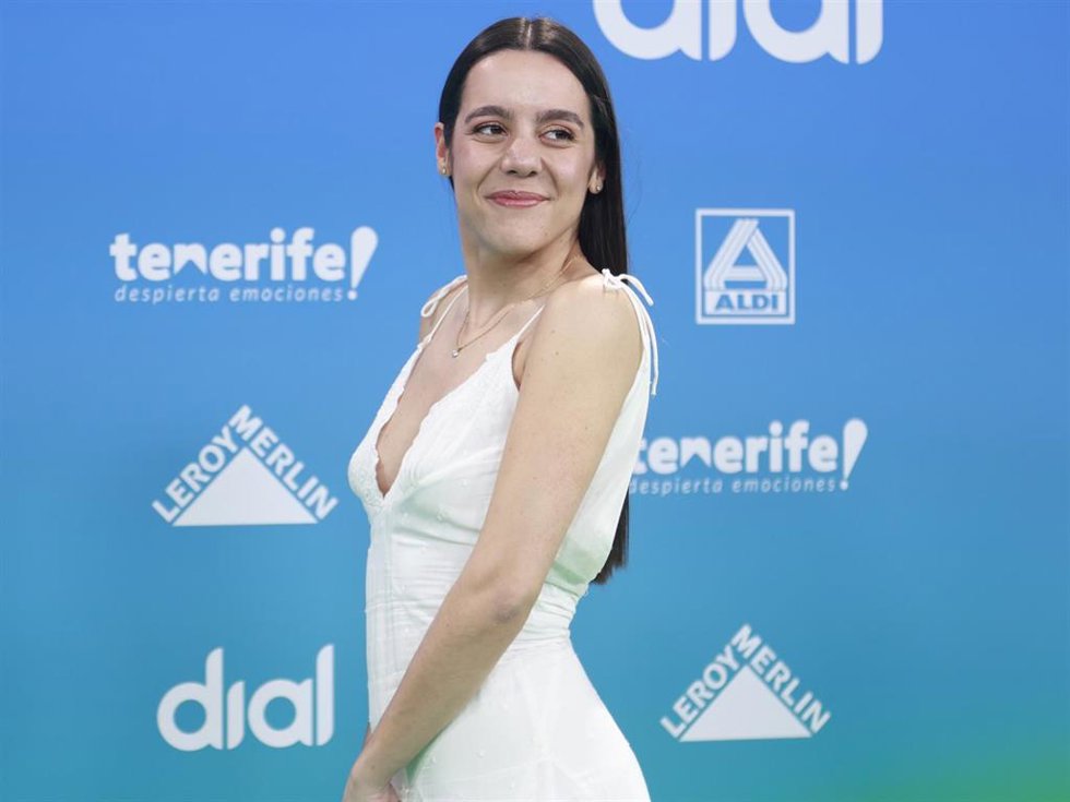 La cantante Valeria Castro posa durante el photocall de la 30 edición de los Premios Dial