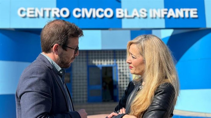 La diputada del PSOE Carmen Castilla, en una visita a Tocina (Sevilla).