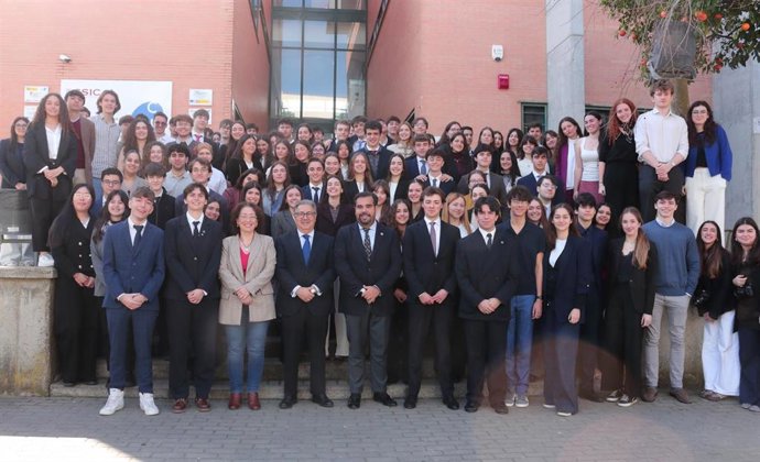 Foto de familia de los participantes en la fase regional del 'European Youth Parliament' que acoge la Olavide.