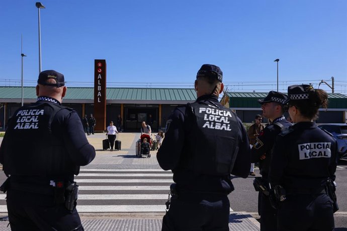 Agents de la Policia Local d'Albal en l'exterior de l'estació de rodalies d'Albal, on acaben els Rodalies de la C1 i C2 a València en els dies principals de Falles durant el tram horari de la mascletà