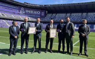 El copresidente del Real Valladolid, Gabriel Solares, y representantes de la ciudad y la provincia entregan el primer 'Sello Violeta' a la empresa Inexo.