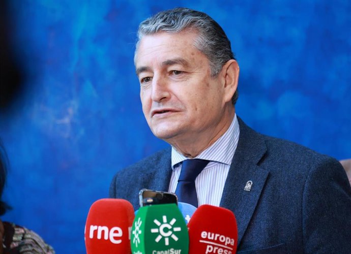 El consejero de Sanidad, Presidencia y Emergencias, Antonio Sanz, atiende a los medios.