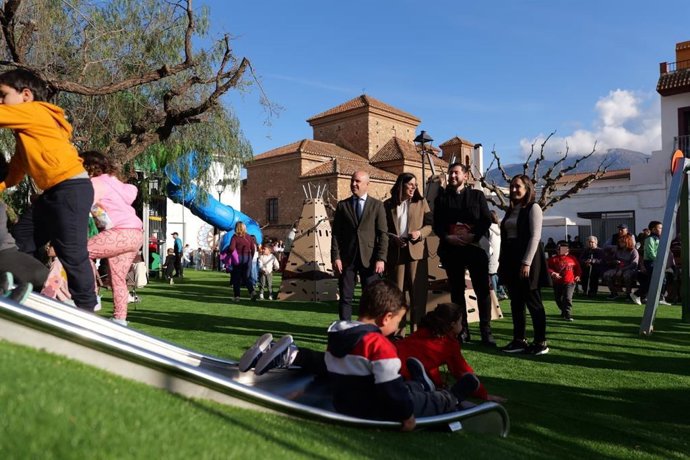 El presidente de la Diputación de Almería, José Antonio García Alcaina, y la alcaldesa de Laujar de Andarax, Almudena Morales, durante la inauguración del nuevo parque infantil del municipio.
