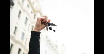 La factura de Hacienda si tus padres te ayudan a comprar tu primera vivienda: así cambia según tu comunidad