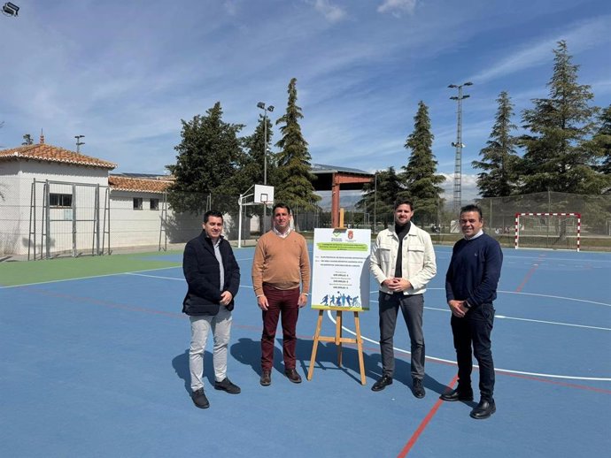 El diputado provincial de Deportes e Instalaciones Deportivas de Granada, Eric Escobedo, ha visitado este viernes el municipio de Alhendín.