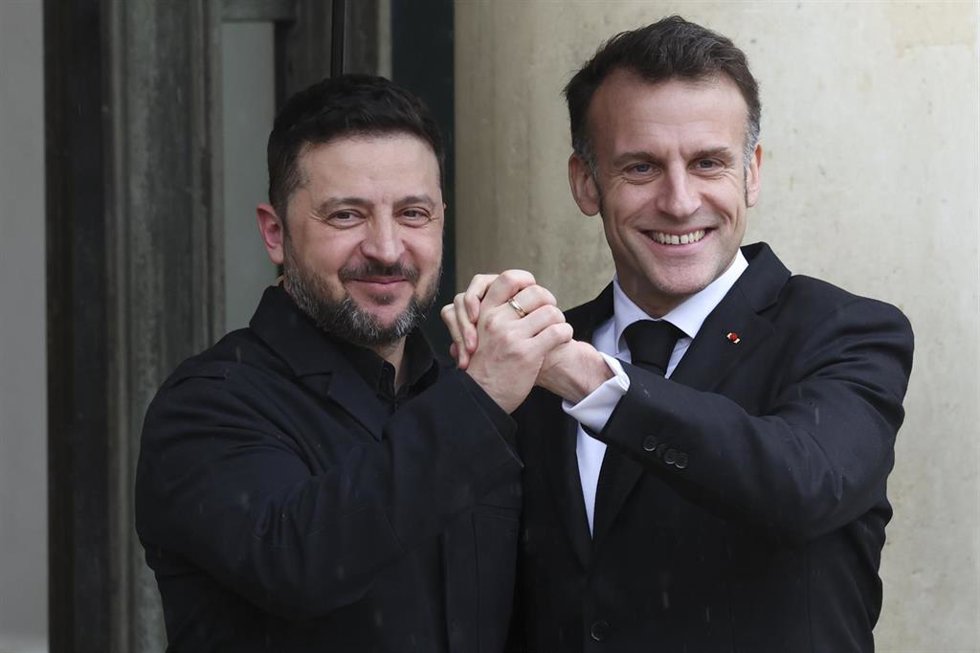 El presidente francés, Emmanuel Macron, recibe al presidente ucraniano, Volodimir Zelenski, en el Eliseo.