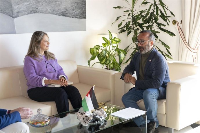 La directora de la Agencia de Naciones Unidas para los refugiados, UNRWA, Raquel Martí, y el presidente de la Diputación de Cáceres, Miguel Ángel Morales, en la reunión.