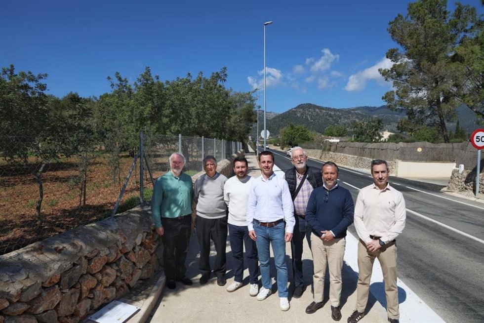 El presidente del Consell de Mallorca, Lloren Galmés, y el alcalde de Alaró, Lloren Perelló, en la inauguración del nuevo vial cívico de Alaró.