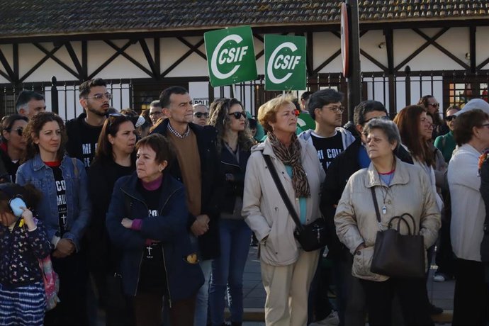 El coordinador federal de IU, Antonio Maíllo, asiste a una jornada de huelga de la comunidad del CEIP 'Fernando Feliú' de Gerena (Sevilla).